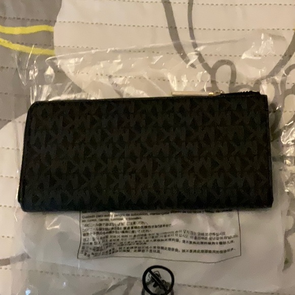 - NWT Michael Kors Jet Set Travel Large Logo Quarter-Zip Wallet. - Picture 2 of 3